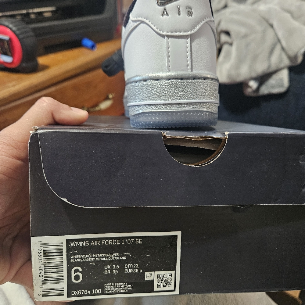 Nike Air Force 1 ’07 SE ‘White Metallic Silver’ DX6764-100 - Size 6 Women - Picture 9 of 10